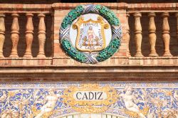 Particolare delle ceramiche dedicate alla provincia di Cadice in Plaza de Espana a Siviglia - © Tupungato / Shutterstock.com