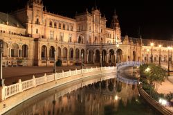 Fotografia notturna dell'edifico princicipale. A Siviglia in estate Piazza di Spagna è aperta fino alla mezzanotte, ed un classico luogo dove trascorrere una serata magica nella capitale ...