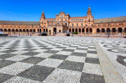 Il pavimento geometrico e bicromatico caratterizza la grande piazza di Plaza de Espana a Siviglia. ci troviamo all'interno del Parque de María Luisa  - © Roman Sigaev / ...