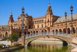 Ponte e grande corpo di fabbrica centrale: ci troviamo nella Plaza de Espana a Siviglia, in Andalusia - © Neirfy / Shutterstock.com