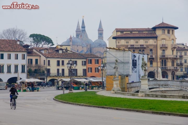 Immagine Sullo sfondo il profilo dell'Abbazia di Sant'Antonio di Padova. Il Prato della Valle è la piazza più vasta della città, quasi 90.000 metri quadri, e viene utilizzata per concerti ed eventi come il capodanno in piazza - © RnDmS / Shutterstock.com
