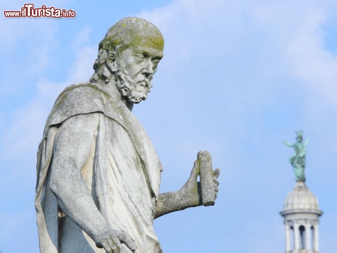 Immagine Dettaglio della statua che raffigura Galileo Galilei. Si trova nella grande piazza di Prato della Valle a Padova. Galileo costruì il suo cannocchiale proprio a Padova, e fu qui che lo utilizzò per osservare il cielo, primo uomo a farlo di tutta la storia - © Vladimir Daragan / Shutterstock.com