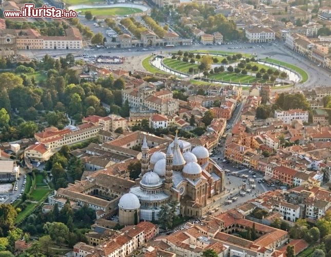 Immagine Foto aerea di Padova. Il centro storico con lla grande Basilica di Sant'Antonio in basso, ed in alto la vasta piazza di Prato della Valle una delle più vaste d'Italia e d'Europa - © vesilvio / Shutterstock.com