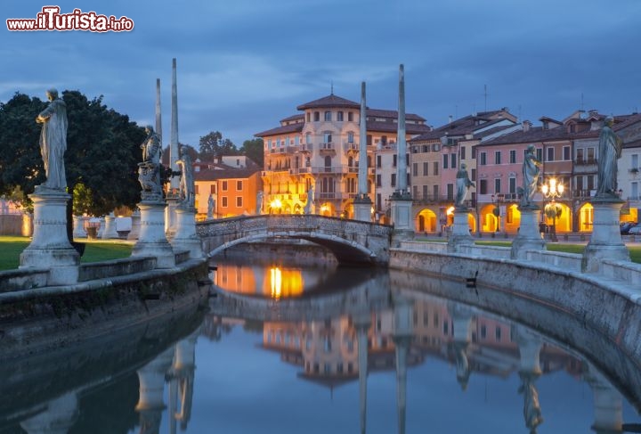 Immagine Fotografia notturna di uno scorcio della piazza di Prato della Valle a Padova - © Renata Sedmakova / Shutterstock.com