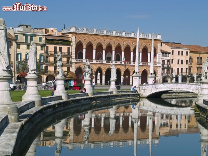 Immagine Gli eleganti palazzi Rinascimentali che s'affacciano sulla piazza di Prato della Valle a Padova - © wjarek / Shutterstock.com