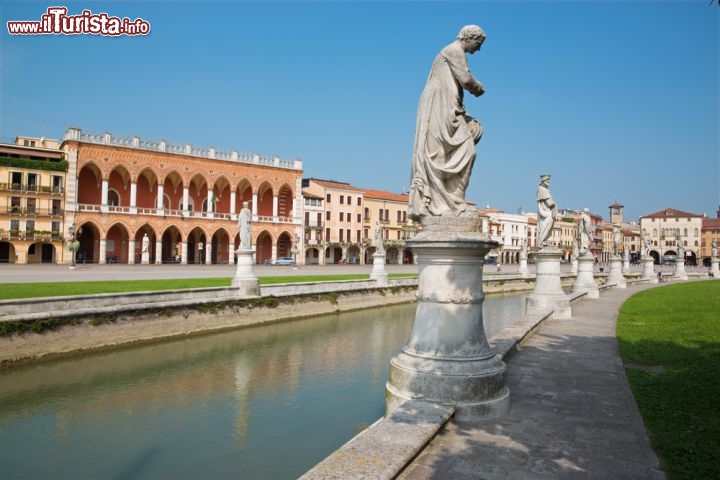 Immagine E' la seconda piazza per estensione d'Europa, superata unicamente dalla Piazza della Borsa di Bordeaux, in francia. Prato della Valla è uno dei simboli di Padova, la sua straordinaria piazza monumentale - © Renata Sedmakova / Shutterstock.com