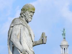 Dettaglio della statua che raffigura Galileo Galilei. Si trova nella grande piazza di Prato della Valle a Padova. Galileo costruì il suo cannocchiale proprio a Padova, e fu qui che lo ...