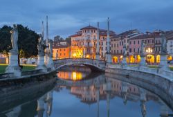 Fotografia notturna di uno scorcio della piazza ...