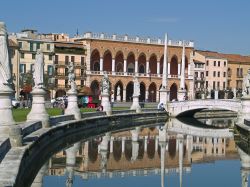 Gli eleganti palazzi Rinascimentali che s'affacciano sulla piazza di Prato della Valle a Padova - © wjarek / Shutterstock.com