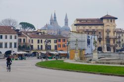 Sullo sfondo il profilo dell'Abbazia di Sant'Antonio di Padova. Il Prato della Valle è la piazza più vasta della città, quasi 90.000 metri quadri, e viene utilizzata ...