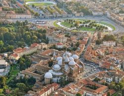Foto aerea di Padova. Il centro storico con lla ...