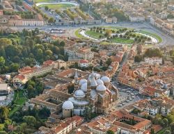 Foto aerea di Padova. Il centro storico con lla grande Basilica di Sant'Antonio in basso, ed in alto la vasta piazza di Prato della Valle una delle più vaste d'Italia e d'Europa ...