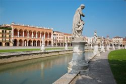 E' la seconda piazza per estensione d'Europa, superata unicamente dalla Piazza della Borsa di Bordeaux, in francia. Prato della Valla è uno dei simboli di Padova, la sua straordinaria ...