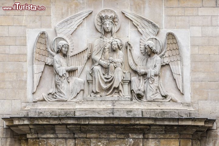 Immagine Particolare della chiesa di San Nicola a Bruxelles. L'edifico religioso si trova all'estremità nord-occidentale del quartiere Ilot Sacre  - © Kiev.Victor / Shutterstock.com