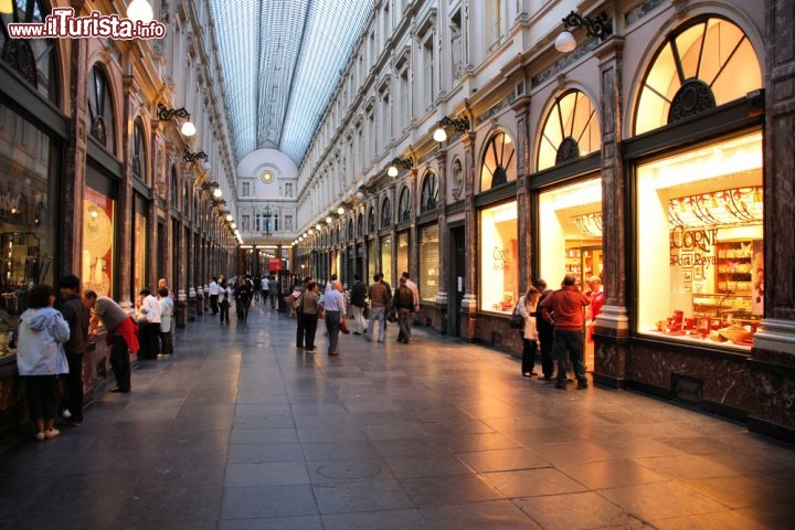 Immagine Le Gallerie Reali di Saint Hubert sono il luogo più legante per lo shopping a Bruxelles. Ci troviamo all'interno del quartiere Ilot Sacre, appena ad est della Grand Place - © Tupungato / Shutterstock.com