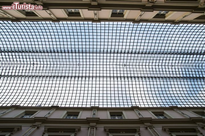 Immagine La copertura in vetro delle Galeries Royales Saint Hubert a Bruxelles. Sono state il primo esempio di galleria coperta in Europa, nate per l'unione di tre differenti gallerie che erano dedicate ai regnanti (re e regina) ed ai principi. Durante la stagione invernale sono il luogo preferito per lo shopping, al riparo del clima ventoso della città  - © holdeneye / Shutterstock.com