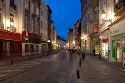 La Rue Du Marche-Aux-Herbes. Fa parte del complesso di stradine caratterstiche del centro di Bruxelles, chiamato Ilot Sacrè, e famoso per i suoi negozi e ristoranti - © SergiyN / ...