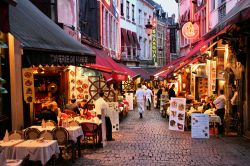 Dove mangiare a Bruxelles? A fianco della Grand Place, la gigantesca piazza centrale, troviamo le stradine dell'Ilot Sacre, in cui potete avere una vasta scelta tra ristoranti, brasserie ...