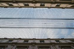La copertura in vetro delle Galeries Royales Saint Hubert a Bruxelles. Sono state il primo esempio di galleria coperta in Europa, nate per l'unione di tre differenti gallerie che erano dedicate ...