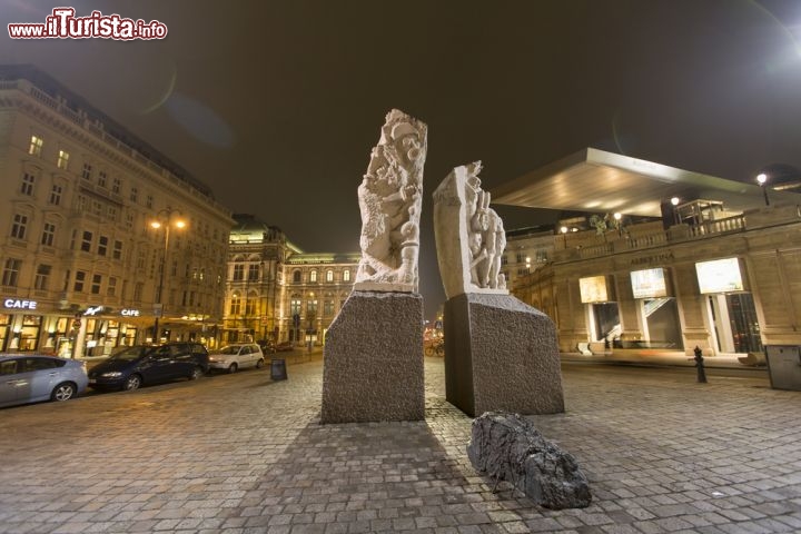 Immagine Albertinaplatz, siamo nel  centro di Vienna. Sulla destra notate il complesso del Museo Albertina di VIenna - © Goran Bogicevic / Shutterstock.com