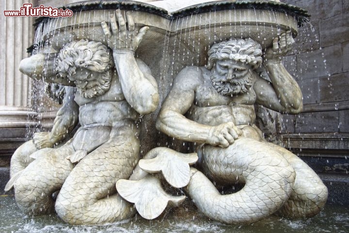 Immagine Una bella fontana nel complesso architettonico dell'Albertina a Vienna - © Igor Plotnikov / Shutterstock.com