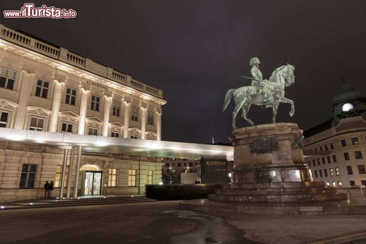 Immagine Il fascino notturno dell'Albertina, il museo di Vienna fotografato ,mentre la capitale dell'Austria dorme placidamente - © Goran Bogicevic / Shutterstock.com