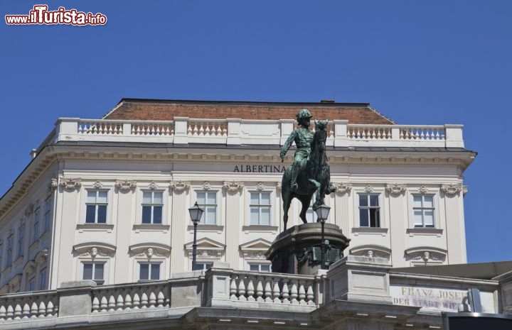 Immagine Il monumentale palazzo dell Albertina a Vienna (Austria). All'interno una gigantesca collezione di disegni e stampe uniche al mondo - © M DOGAN / Shutterstock.com