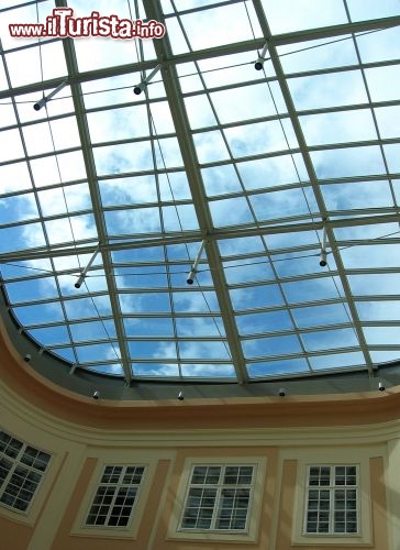 Immagine Interno della hall dell'Albertina Museum di Vienna. La coorte interna è stata dotata di un soffitto in vetro - © Holger Wulschlaeger / Shutterstock.com