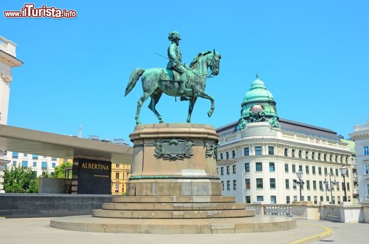 Immagine Monumento equestre dedicato all'Arciduca Alberto, si trova di fronte al palazzo dell'Albertina, il famoso Museo di Vienna - © Tatiana Volgutova / Shutterstock.com