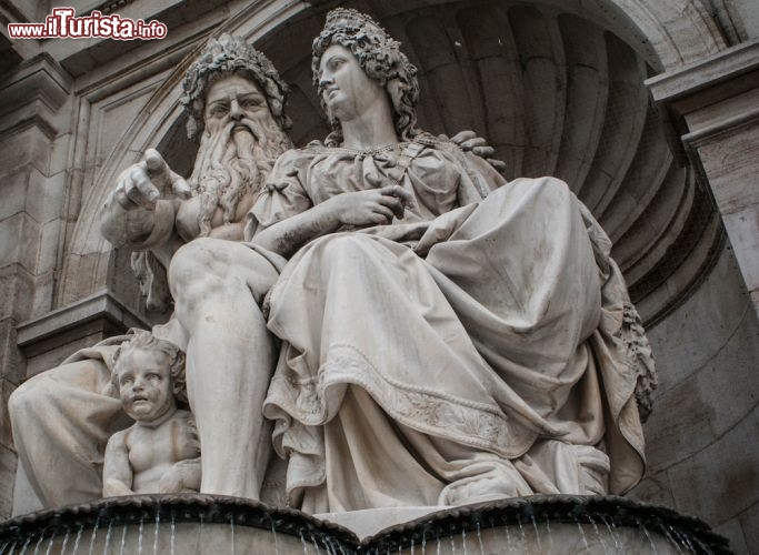 Immagine Statua di Francesco Giuseppe I, posizionata all'esterno del Palazzo dell'Albertina di Vienna - © Zora Avagyan / Shutterstock.com