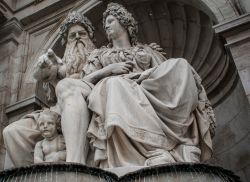 Statua di Francesco Giuseppe I, posizionata all'esterno ...