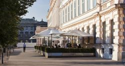 Il bar del Museo Albertina, con open space a fianco dello stesso museo di Vienna - © Creativemarc / Shutterstock.com 