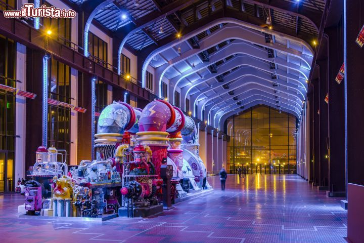 Immagine Allestimento interno alla Cité du Cinéma, Parigi  - La visita alla Hollywood sulla Senna, così come è stata ribattezzata la Cité du Cinéma parigina, si inizia attraverso i 4280 metri quadrati de La Nef, imponente navata chiusa da ampie vertate e dove sono ospitati interessanti allestimenti - © Jean-Claude Guilloux / citeducinema.org