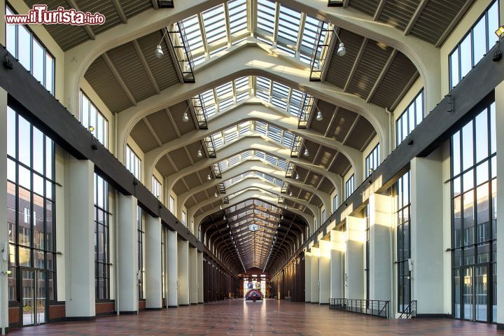 Immagine Interno della Cité du Cinéma, Parigi  - Un tempo vecchia centrale elettrica, questa struttura dei primi del 1900 è stata trasformata in tempio del cinema grazie all'interessante progetto dello studio di architettura Reichen et Robert & Associés - © Jean-Claude Guilloux / citeducinema.org