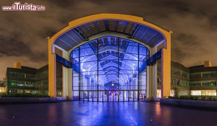 Immagine Panoramica serale della Cité du Cinéma, Parigi -  Ideato dal produttore e regista francese Luc Besson, questo complesso dedicato alla settima arte sorge a nord di Parigi nella zona di Plaine Saint-Denis. In questa immagine, l'ingresso della struttura cinematografica ritratto al calar del sole - © Jean-Claude Guilloux / citeducinema.org