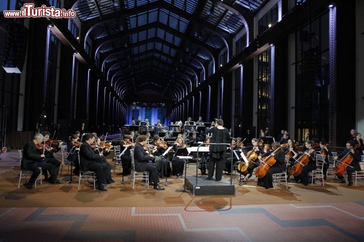 Immagine Spettacolo di musica alla Cité du Cinéma, Parigi - Sfilate di moda, concerti musicali, conventions e cerimonie sono solo alcuni dei tanti eventi di prestigio ospitati nella struttura della Cité du Cinéma - © Jean-Claude Guilloux / citeducinema.org