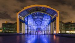 Panoramica serale della Cité du Cinéma, Parigi -  Ideato dal produttore e regista francese Luc Besson, questo complesso dedicato alla settima arte sorge a nord di Parigi nella ...