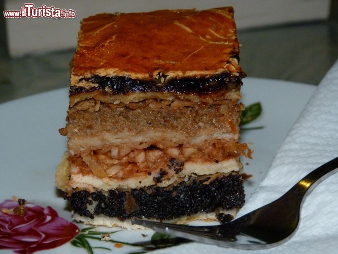 Immagine Il dolce Flodni tipico ungherese. L'abbiamo gustato al Cafè Noe di Budapest Quartiere Ebraico - © Monica Mereu