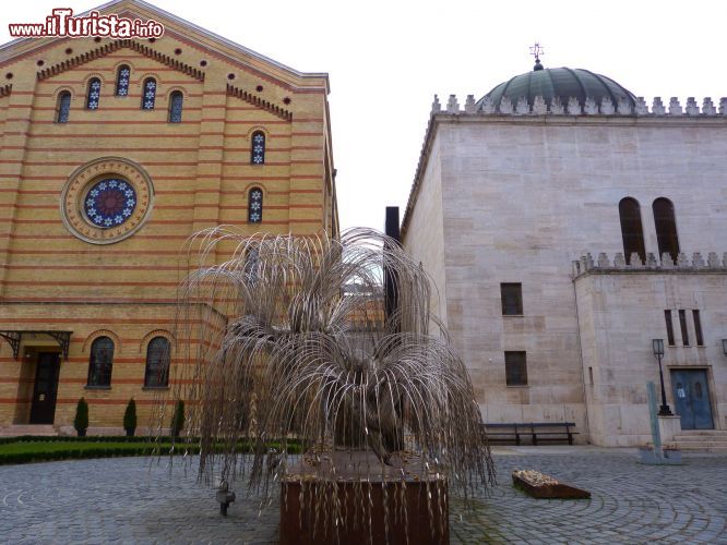 Immagine Ingresso della Grande Sinagoga e il Museo Ebraico, il memoriale dei martiri ebraici a Budapest - © Monica Mereu