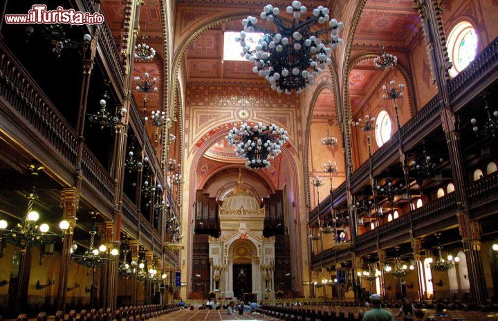 Immagine Interno della grande Sinagoga di Budapest - © Xuanlu Wang / Shutterstock.com
