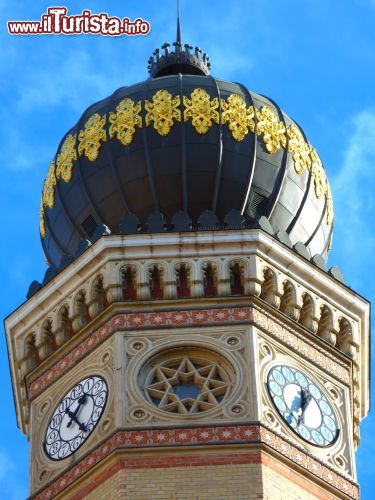 Immagine Particolare di uno dei due minareti bulbiformi della Grande Sinagoga di Budapest, nel cuore del quartiere ebraico - © Monica Mereu