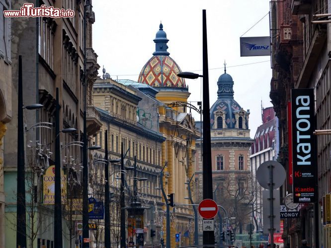 Immagine Una strada del centro di Budapest: ci troviamo nel quartiere ebraico della città - © Monica Mereu