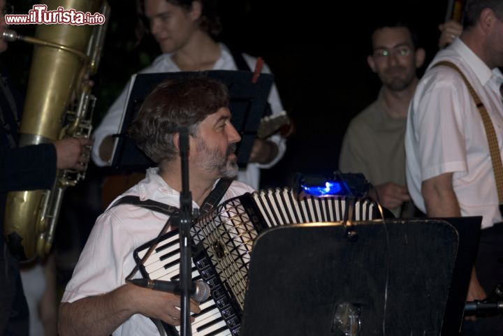 Immagine Un gruppo musicale klezmer nel quartiere ebraico di Budapest - © Attila JANDI / Shutterstock.com