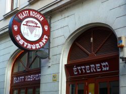 Dove mangiare a Budapest? Il ristorante Glatt Kosher è una delle scelte più  tipiche, si trova nel quartiere Ebraico - © Monica Mereu
