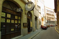 Passeggiando in una strada del quartiere ebraico di Budpaest - © Northfoto / Shutterstock.com 