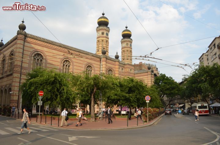 Immagine La Grande Sinagoga domina il panorama del quartiere ebraico di Budapest - © pavel dudek / Shutterstock.com