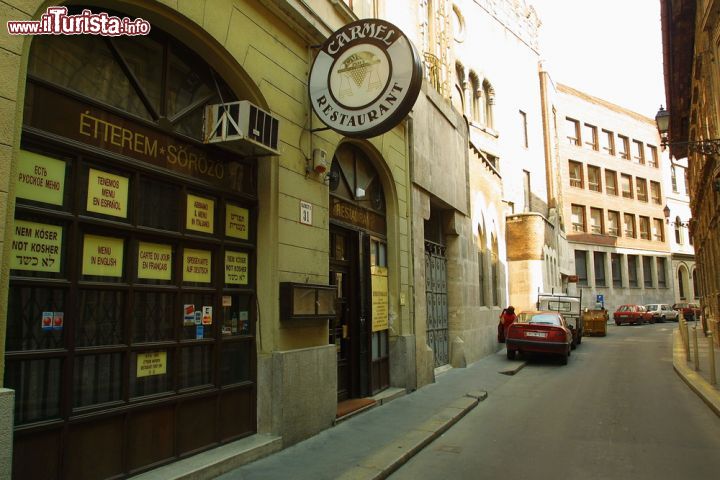 Immagine Passeggiando in una strada del quartiere ebraico di Budpaest - © Northfoto / Shutterstock.com