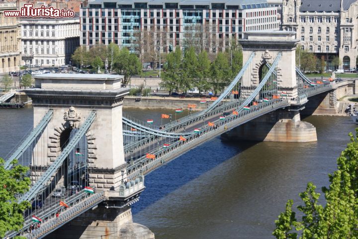 Immagine Nel cuore di Budapest ecco Széchenyi Lánchíd , ovvero il Ponte delle Catene unisce Pest con Buda, creando di fatto la capitale dell'Ungheria - © Vladislav Gajic / Shutterstock.com