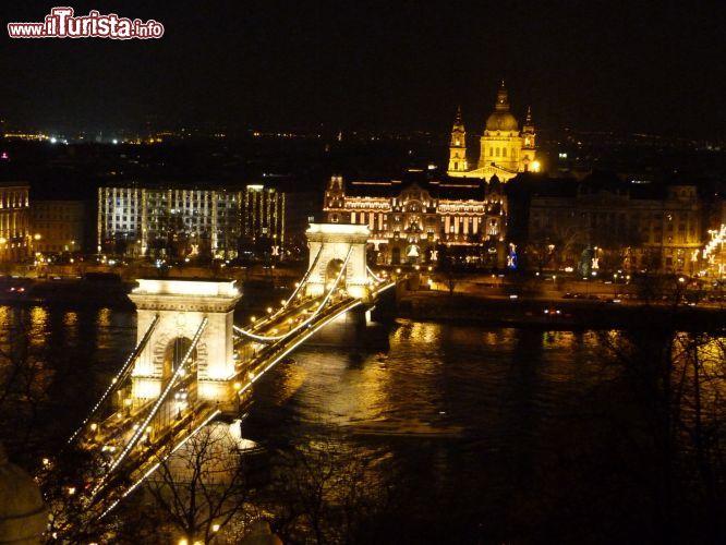 Immagine Budapest in una foto notturna: si riconoscono gli inconfondibili piloni del Ponte delle Catene che attraversa il fiume Danubio - © Monica Mereu