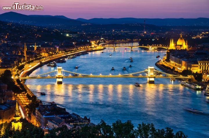 Immagine Il Fiume Danubio a Budapest: i due quartieri storici della città, Pest e Buda, sono uniti dal "Szechenyi lanchid", il Ponte delle Catene - © Emi Cristea / Shutterstock.com